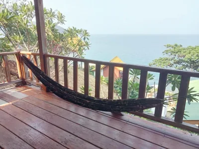 Chambre triple avec ventilateur et vue sur la mer — The Ocean Phangan Homestay